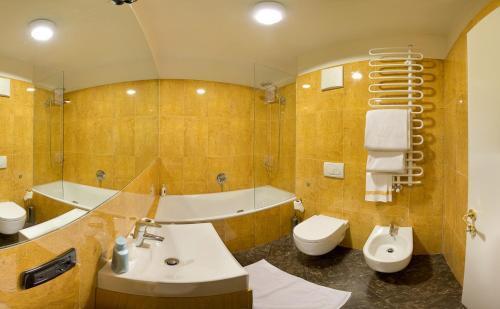 Hotel Cles Exterior foto