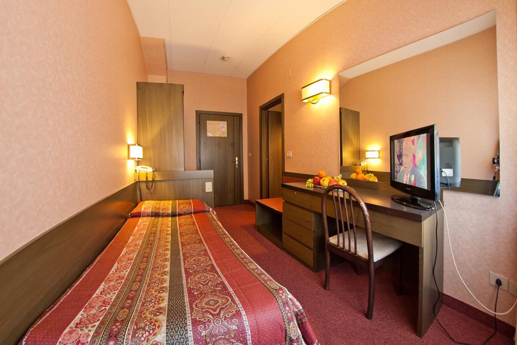 Hotel Cles Exterior foto