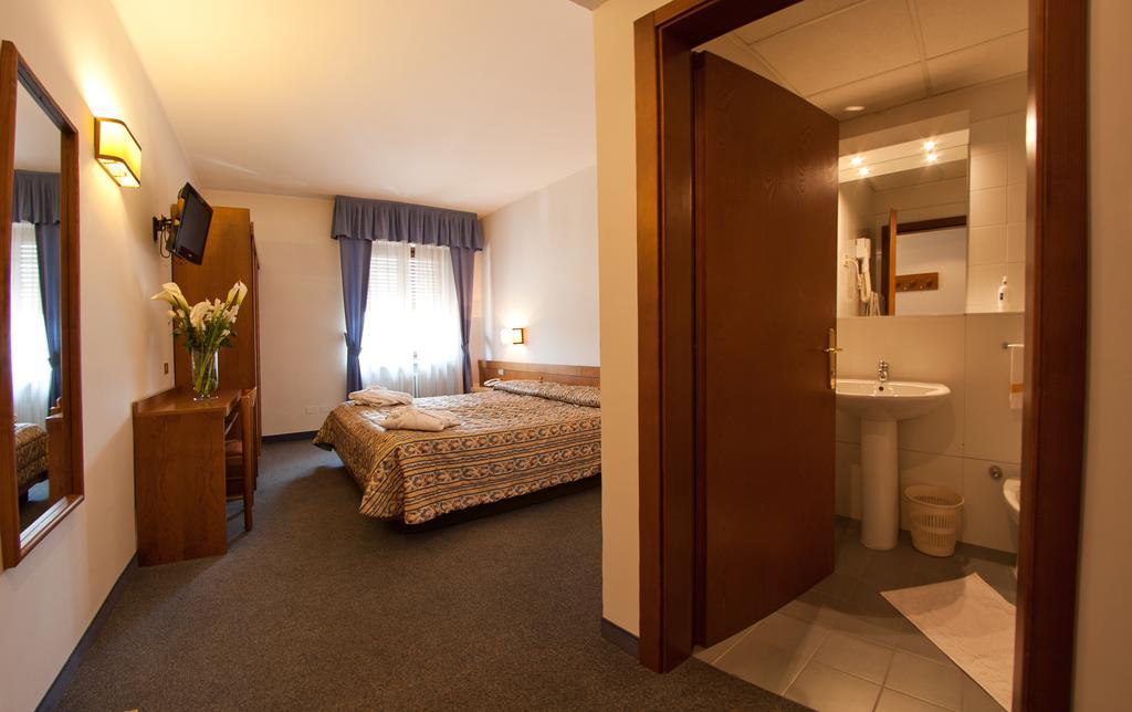 Hotel Cles Habitación foto