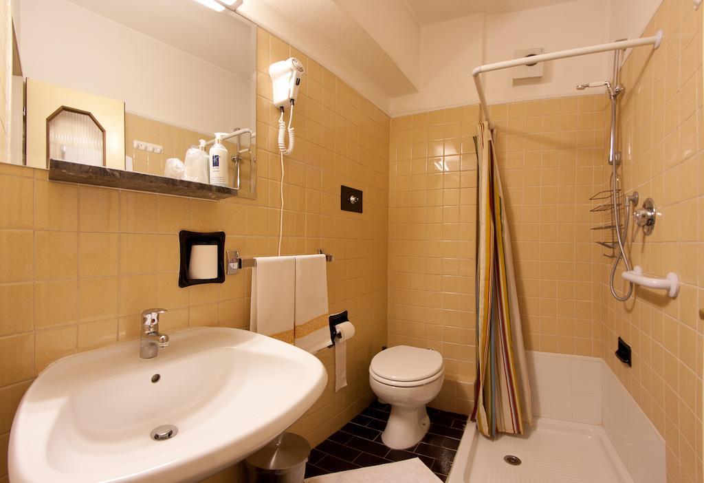 Hotel Cles Habitación foto