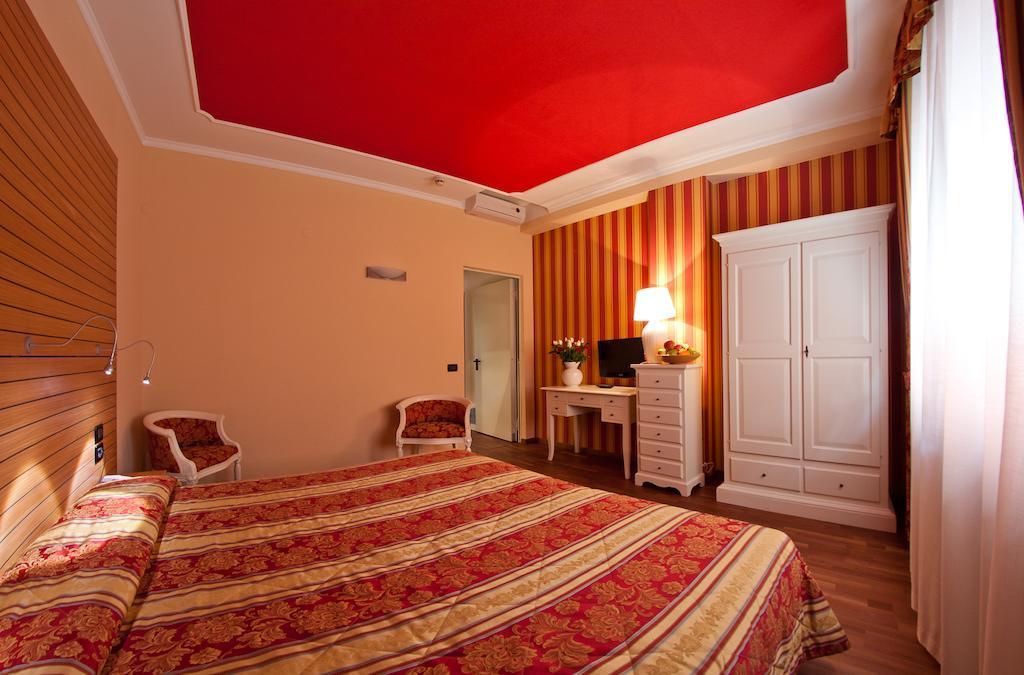Hotel Cles Habitación foto