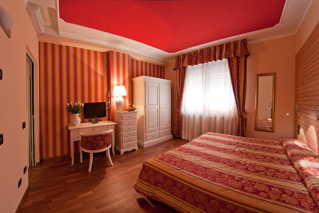 Hotel Cles Habitación foto