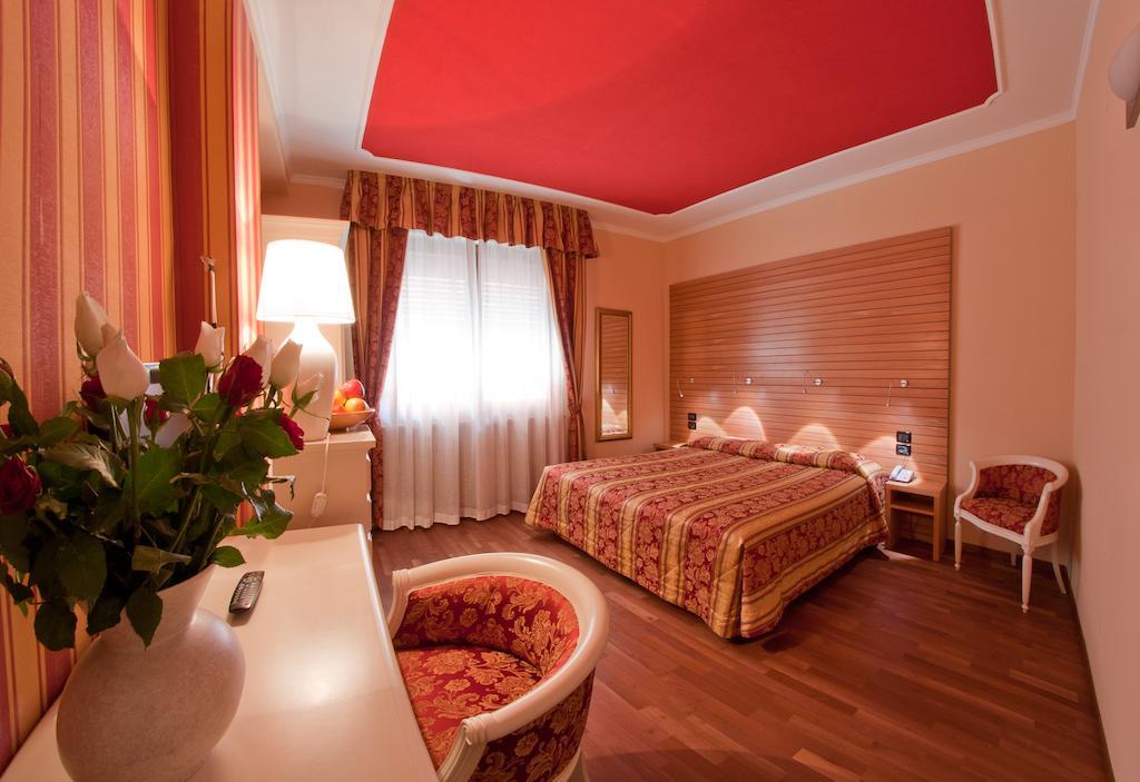 Hotel Cles Habitación foto