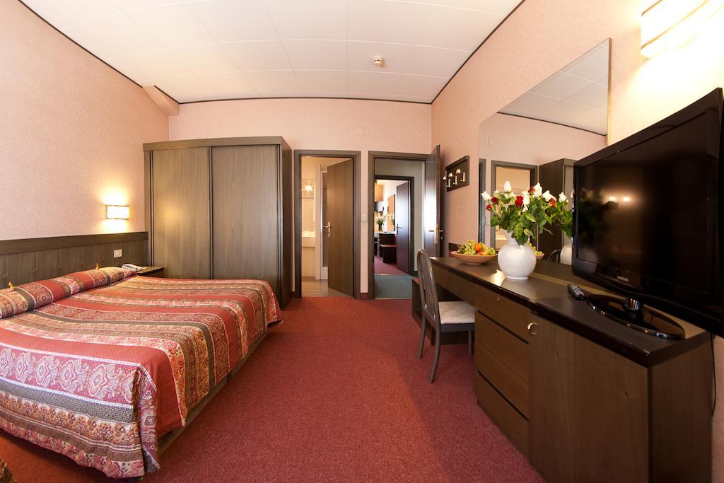 Hotel Cles Exterior foto