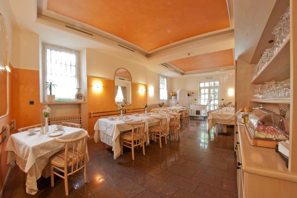 Hotel Cles Exterior foto
