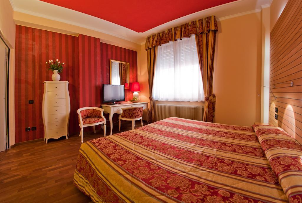 Hotel Cles Exterior foto